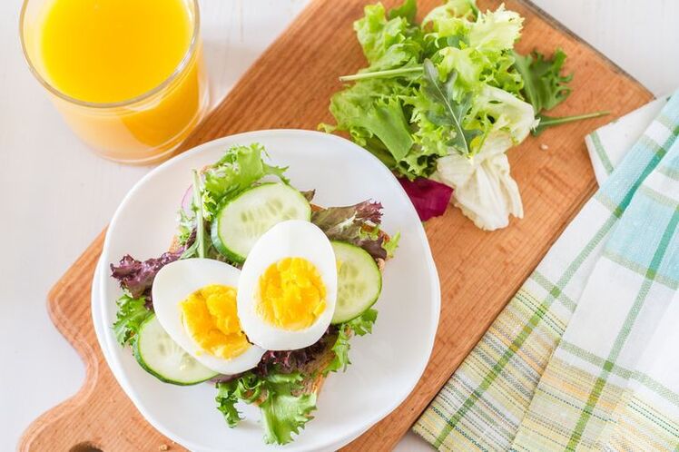 Agurk og kokt egg salat