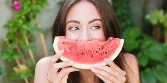 jente som spiser vannmelon for vekttap