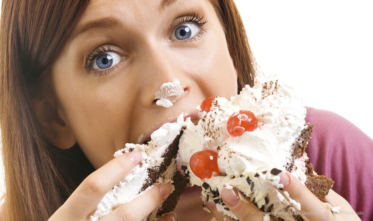 jente som spiser kake og blir bedre for å gå ned i vekt