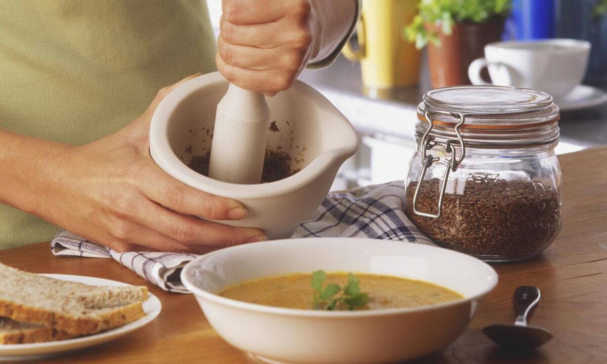 Tilsetning av linfrø til suppe for god tarmfunksjon
