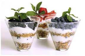 havregryn med yoghurt og bær for riktig ernæring og vekttap